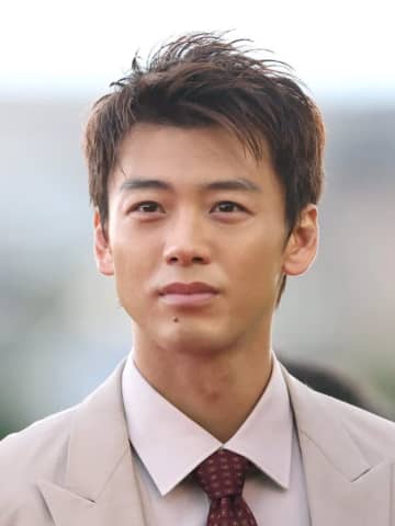 竹内涼真「ぼくの家族を紹介します」ハグ2ショットに反響「女の子！？」「家族が増えたんですね」