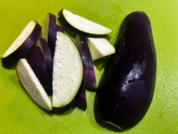 カットしたナスに入れたのは…？　調理時間１０分のナス料理に「この手があったか！」