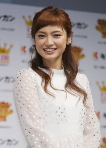 平愛梨、夫・長友佑都が“12日間ぶり” の帰宅。子ども達との再会ショットに「素敵な光景」「泣けますね」と反響
