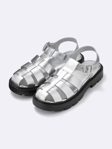 【GU】足元に抜け感「シルバーシューズ」