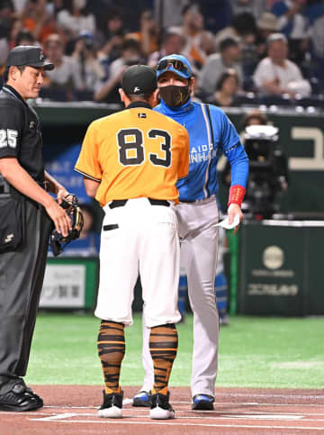 【巨人】メンバー表交換で阿部監督が新庄監督からの「サプライズプレゼント」に思わず笑顔
