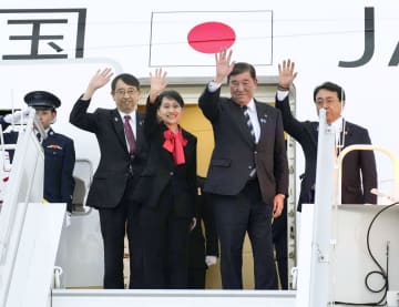 首相、予備機に変更し帰国の途　政府専用機にトラブル