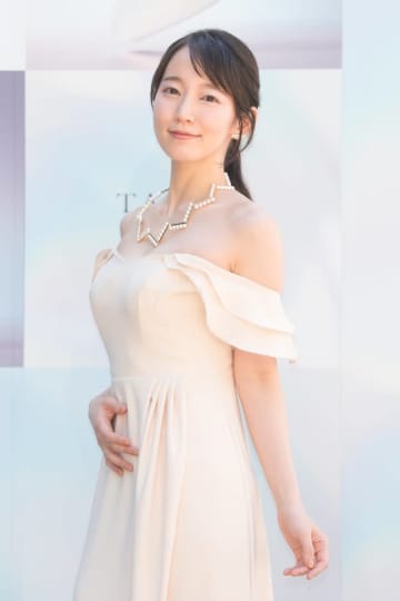 「何の違和感もない！」吉岡里帆と人気アイドルグループの集合ショットにSNS沸く「新メンバーかと…」「バリバリ馴染んでます」
