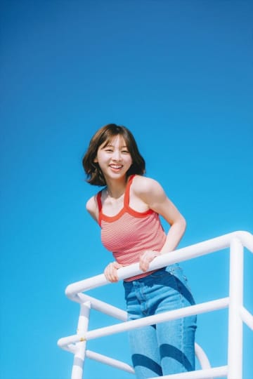 日向坂46・富田鈴花、キャミソール姿で解放感たっぷり　船上で笑顔の1st写真集先行カット公開