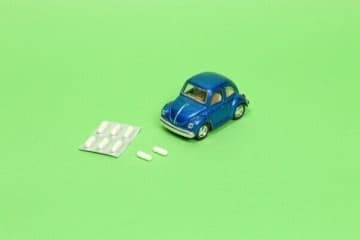 つらい子どもの乗り物酔い。防ぐ方法はある？原因や対策方法を解説