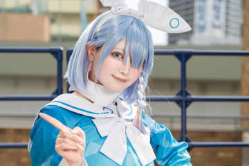 【コスプレ】ふんわりとした微笑みが可愛くて癒やされる！『ブルアカ』アロナが白いリボンに青のセーラー服で爽やかさ全開【写真9枚】
