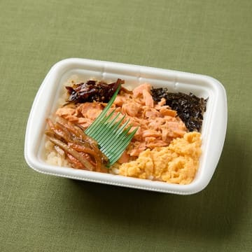 脂ののった銀鮭に白だしを加えた鮭ほぐしなどを、かつおや昆布の風味豊かな出汁ご飯にのせて税込365円! ファミリーマートが「鮭ほぐし飯(和風だしごはん)」を発売