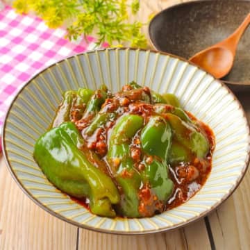 【ピーマンと調味料2つだけ】「包丁も火も使わないのは助かる」「夏に食べたい」ご飯がすすむウマ辛おかずレシピ