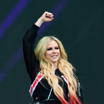 アヴリル・ラヴィーン、元夫デリック・ウィブリーとステージで競演