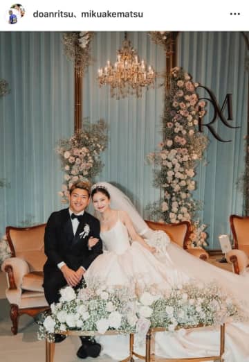 「美男美女すぎ！」堂安律がインフルエンサー妻との“結婚披露宴ツーショット”公開に盟友＆ファンから祝福の嵐！「素敵な一枚」「奥さまお美しい」