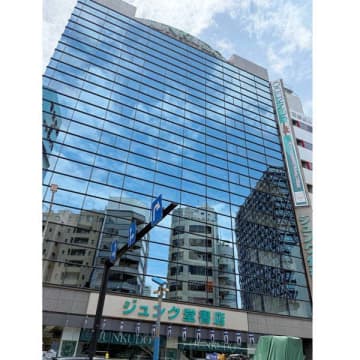 書店生き残りの秘策は「滞在型」と独自路線…政府も活性化プランで支援