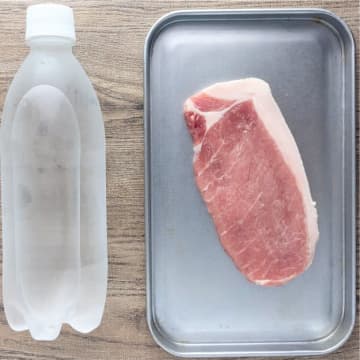 【豚肉が驚くほどやわらかくなる裏ワザ】冷蔵庫の“アレ”でプロ級ジューシー食感に！やって損なし簡単テクとは？
