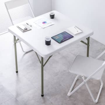 サンワサプライ、水をはじく天板で屋内外対応の軽量折りたたみデスクを発売