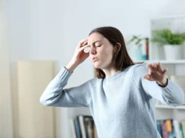 最近、なんだかクラクラする…。更年期世代の「めまい」は放置しちゃダメ！今すぐできる対処法とは