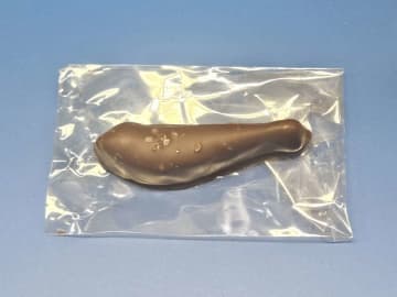 小魚型のチョコレート、中からトロリと出てきたのは...　福島・いわき市「めひかり塩チョコ」にびっくり