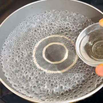 【スプーン1杯入れるだけでこんなに変わる！？】もう普通にゆでないで！そうめんが格別の喉ごしに！！感動レベルにツルツル！