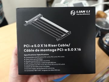 Lian LiのPCIe 5.0対応ライザーケーブル「PW-PCI-520X」が発売、最新GPUの縦置きに対応