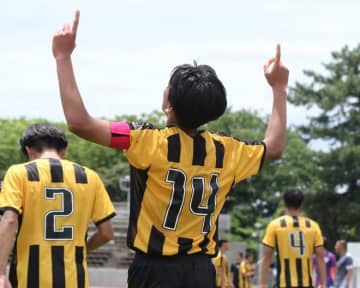 亡き父に伝えた殊勲弾。前橋育英の14番と腕章を託された竹ノ谷優駕スベディが燃やす情熱「何より『勝ちたい』気持ちが強い」