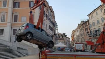 ローマのスペイン階段を車で走行、８０歳ドライバー「曲がる角間違えた」　イタリア