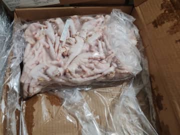マカオ税関が運び屋向け密輸品供給拠点摘発…冷凍鶏もみじ約1900kg発見