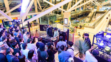 次回は6/20、高輪ゲートウェイ駅構内がクラブ化！話題の無料DJイベント「EKINAKA FRIDAY」に行ってきた
