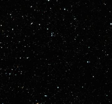 どこを見ても銀河だらけ！ 満月サイズの空に詰まった26万の銀河と京個の星