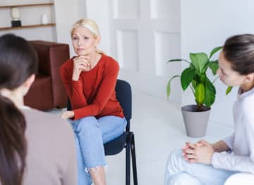 【更年期×親の介護】出勤前に認知症の父が「便漏れ」。壮絶な介護生活に加えて、自身も不調で心は限界。そんな私を救ってくれたのは