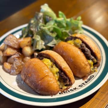 【新宿三丁目】アドホック新宿ビルにる神戸発ハンバーガーショップ『BRISKSTAND SHINJUKU』が6月18日ニューオープン！