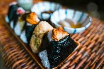 朝、困ったらこれを見て。秒で作れる簡単おにぎりレシピ6選