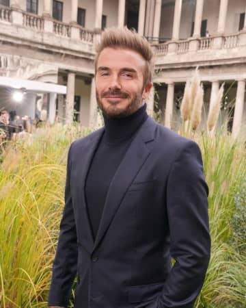 ｢あなたをとても愛しています｣ナイトの爵位授与のベッカムを元スパイス・ガールズ妻が祝福！超デレデレ顔のバックハグショットも