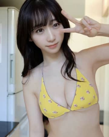 「サイズ小さい？伊織もえ、桜模様の黄色ビキニ姿にファン大絶賛！「美肌〜」