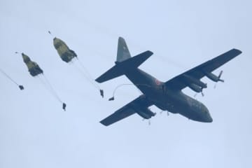 陸自 第1空挺団、習志野演習場で“米空軍機”から降下訓練！ 6月23日〜25日