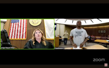 裁判官が重罪事件の法廷に「世界一の屁こき」のＴシャツを着ていた被告を説教　米テキサス州