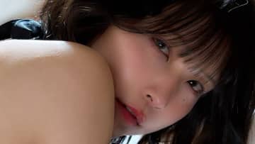 あまつまりな、寝そべり美女