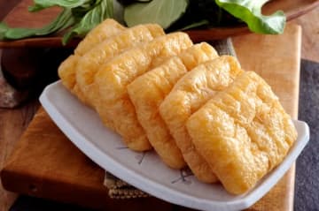 【油揚げ100枚食べちゃう！】アレをのせて焼くだけでカリカリ激ウマ。油揚げの簡単おつまみレシピ