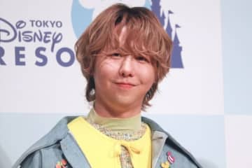 ミセス 藤澤涼架、青髪×ド派手コーデが話題！　“かわいすぎるハッシュタグ”に注目も