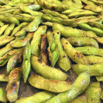 「もう茹でない！枝豆は焼く！？ビールが止まらん！！！！！」Xで万バズ！枝豆の概念が覆るレシピが話題に！