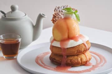 「岡山白桃」丸ごとのせたパンケーキ＆アールグレイ香るムースパイ、カフェ＆ブックス ビブリオテークから