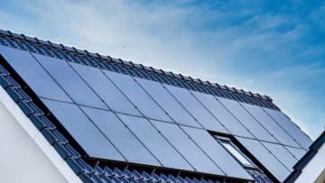 太陽光発電の「売電収入」が10年前の半分以下に激減…。増やす方法はない？