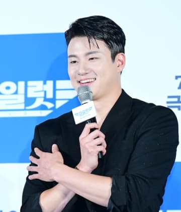“脱走兵追跡”を描いたドラマで横暴な兵長を熱演、俳優シン・スンホが前十字靱帯断裂で兵役免除に
