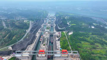 中国三峡ダムの船舶用閘門、運用22年　累計貨物22億トン超