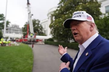 トランプ氏、ホワイトハウスに高さ３０メートルの巨大旗ざお設置　費用７３０万円は自己負担