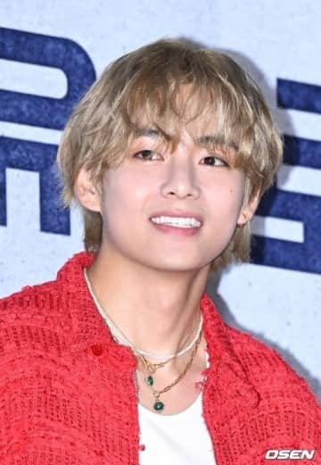 BTSのV、ゴルフ場で敬礼？キュートなファッション&セルフショットにファン歓喜