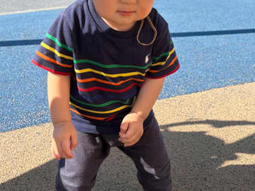歩き疲れた１歳児　なぜか鉄棒に近付き…？「これは賢い」「大発見だ」