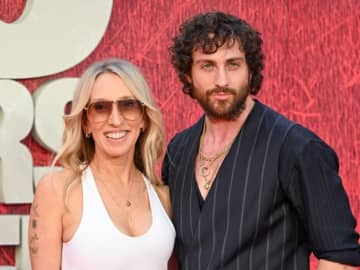 『28年後...』プレミアにラブラブ歳の差夫妻アーロン＆サム・テイラー＝ジョンソン　妻はマリリン・モンロー風ドレス
