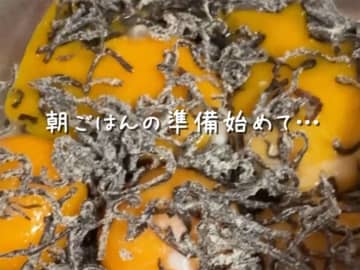 娘が自ら、朝ごはんの準備を始める…！　母が作った『卵黄漬け』に「これは衝撃的」「お手軽だ」