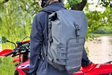 仕事も冒険もお任せ！バイク乗りに刺さる防水・拡張・収納力の技あり全天候型バックパック