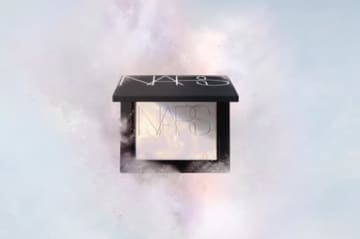 NARS、「ライトリフレクティング プリズマティックパウダー」に、透明感と上品な煌めきをプラスする新シェードが数量限定で登場！