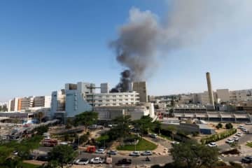 イスラエル南部の病院にイランの攻撃、「広範な被害」　病院広報