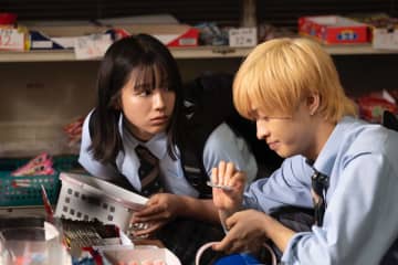 【⻘年期失顔症】の朝葉（渡邉美穂）に聖（佐藤新）が不器⽤な優しさを見せるシーンの本編映像が解禁　映画『青春ゲシュタルト崩壊』